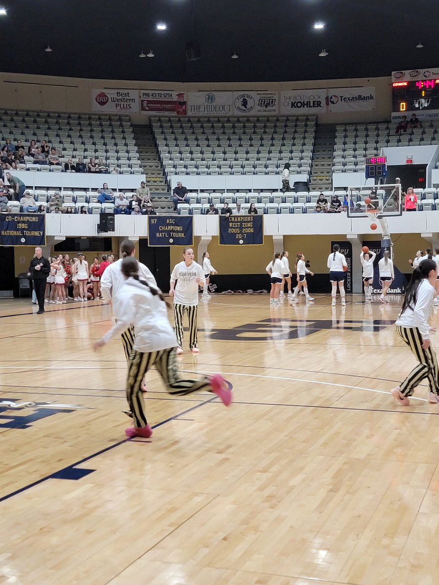comanchechief1's tweet photo. Comanche Maidens vs Jim Ned Lady Indians, Texas High School 3A Girls Basketball Area Championship pregame https://t.co/KfVYV0Q1K1