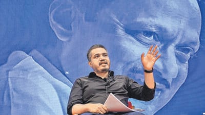 ameytirodkar's tweet photo. इतिहासात हेच नेहमी होत आलंय. मोठ्यामोठ्यांनी नांग्या टाकल्यात आणि छोटे लोक जिगरीने लढत राहिलेत. 

रोहित पवार आणि अमोल मिटकरी छोटे लोक आहेत. पण व्यवस्थेच्या विरोधात लढत आहेत.  

इतिहास छोटे लोकच घडवतात. https://t.co/OXuzpSNQUS