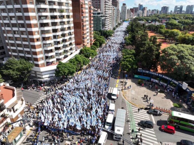 kabesoon's tweet photo. Es un poco cansador pero rompe tanto las bolas… porque tenemos compañeros que se rompen el culo militando.

Los que dieron quorum hoy para que se trate la Reforma Laboral fueron diputados de los gobernadores peronistas que critican a CFK.

¿Quiénes van a votar en contra? Los diputados de La Cámpora.

Los mismos que defendieron la reforma previsional de Macri, los mismos que se bancaron estar adentro por defender a Cristina y del narco de Espert. 

Los mismos que pudimos estar en congreso hoy y en San José después para acompañarla.

Hoy se defiende el trabajo de los argentinos, cualquiera que estén viendo la paja en el ojo ajeno es porque en alguna rara anda.

Aguante La Cámpora