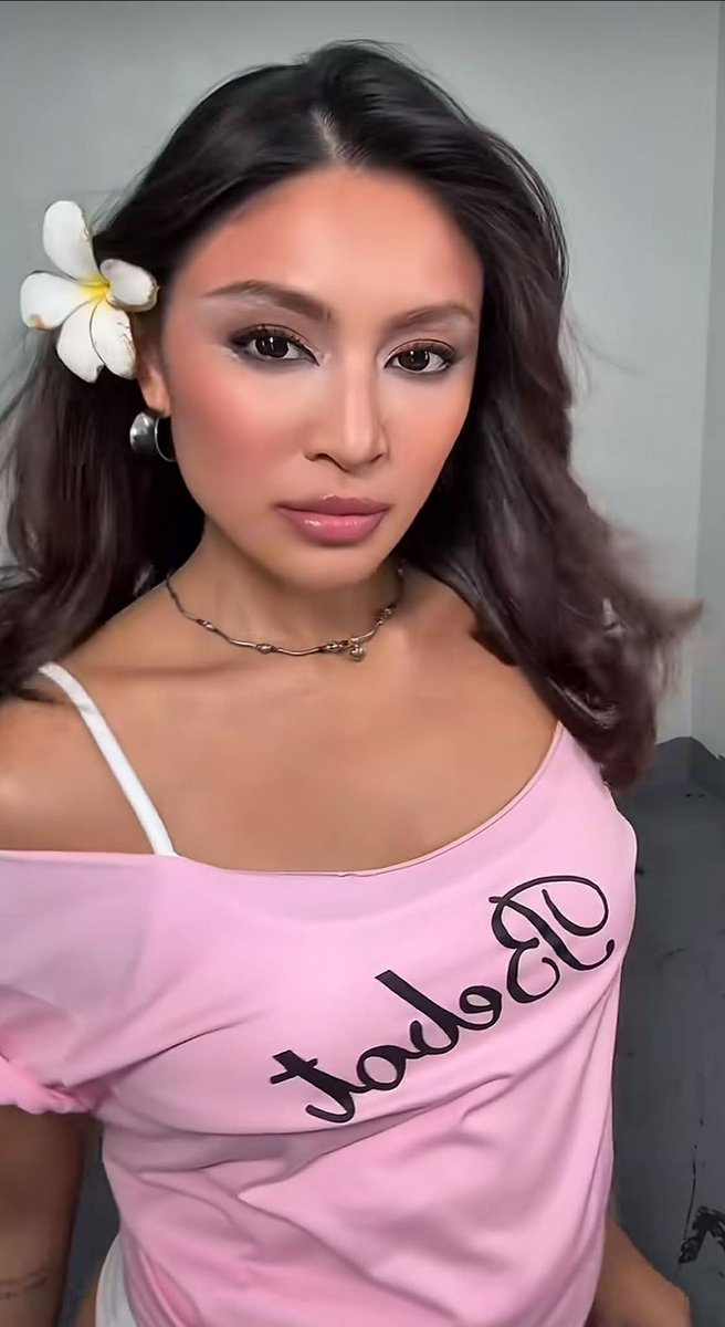 cebudailynews's tweet photo. KA-GWAPA SA BEBOT 😍

LOOK: Nadine Lustre joins the viral “Bebot” transition trend, showcasing her beauty and charm in an early 2000s-inspired look.

“Mahh, wala na, tinapos mo na ang bebot trend,” one fan commented.

📷: Screengrabbed from Lustre/ Tiktok #CDNDigital https://t.co/LxCQGhCdIh