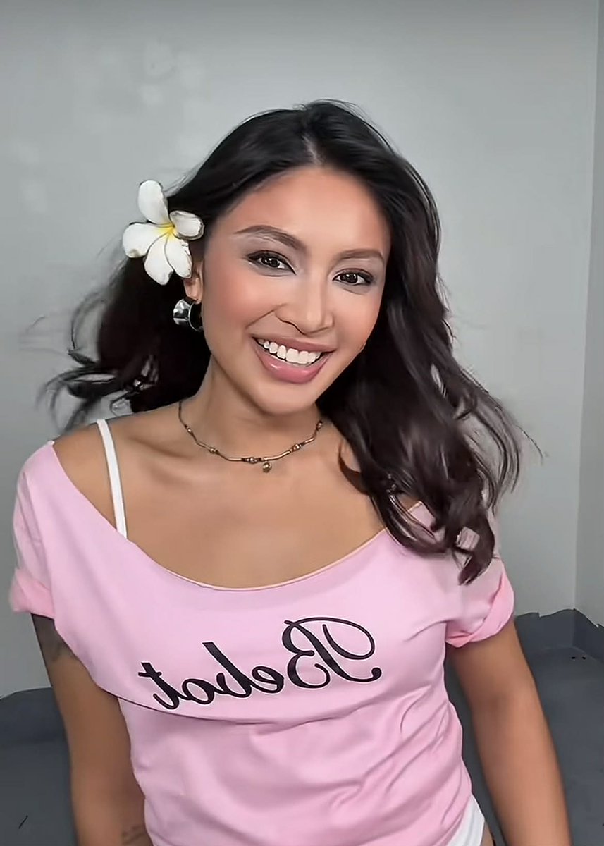 cebudailynews's tweet photo. KA-GWAPA SA BEBOT 😍

LOOK: Nadine Lustre joins the viral “Bebot” transition trend, showcasing her beauty and charm in an early 2000s-inspired look.

“Mahh, wala na, tinapos mo na ang bebot trend,” one fan commented.

📷: Screengrabbed from Lustre/ Tiktok #CDNDigital https://t.co/LxCQGhCdIh