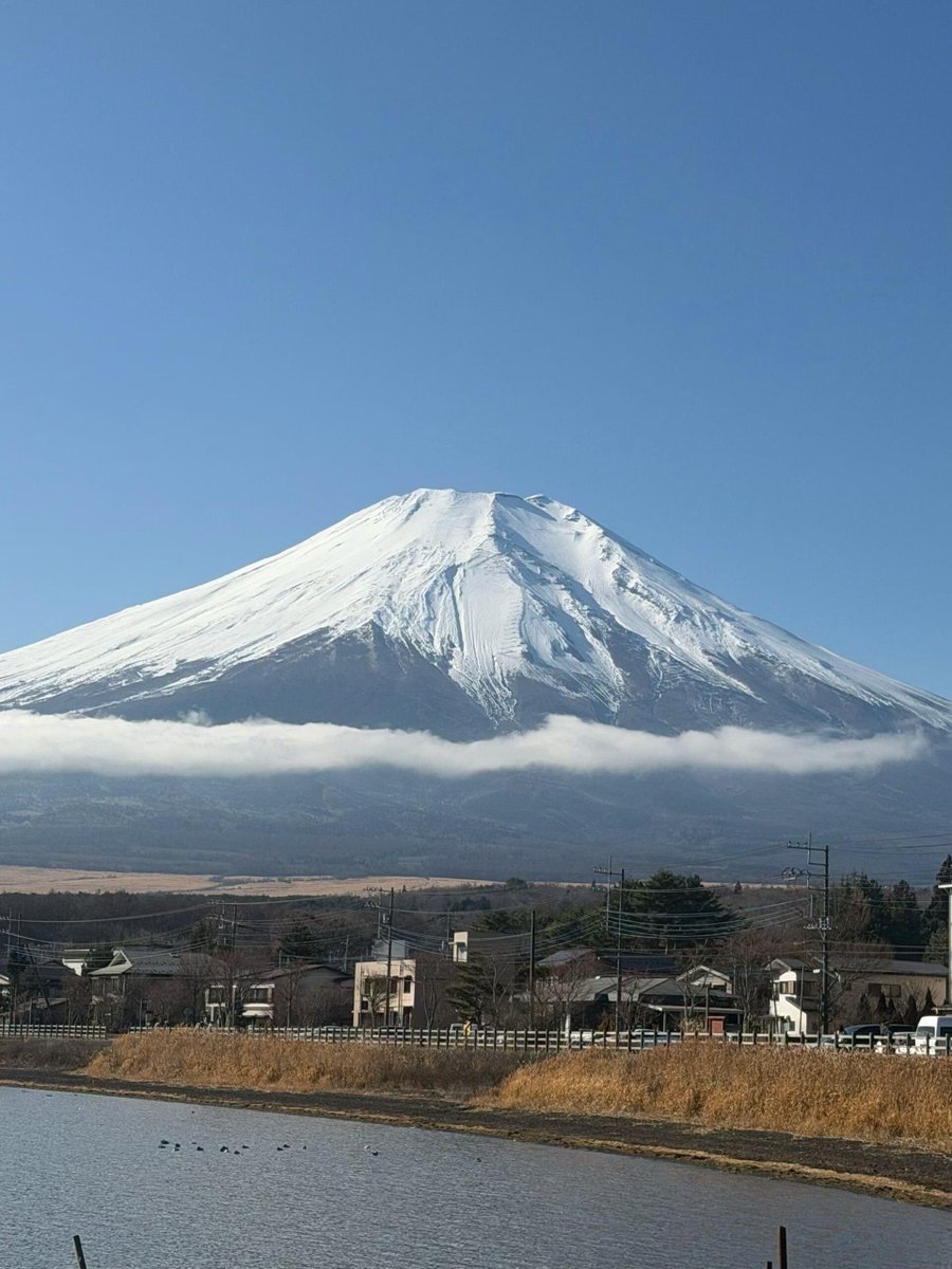 RastyMunthe's tweet photo. 晴れの日も、雲に包まれる日も🌤️💭
どんな表情でもやっぱり特別な富士山🗻✨ https://t.co/BsuKVu8dEs