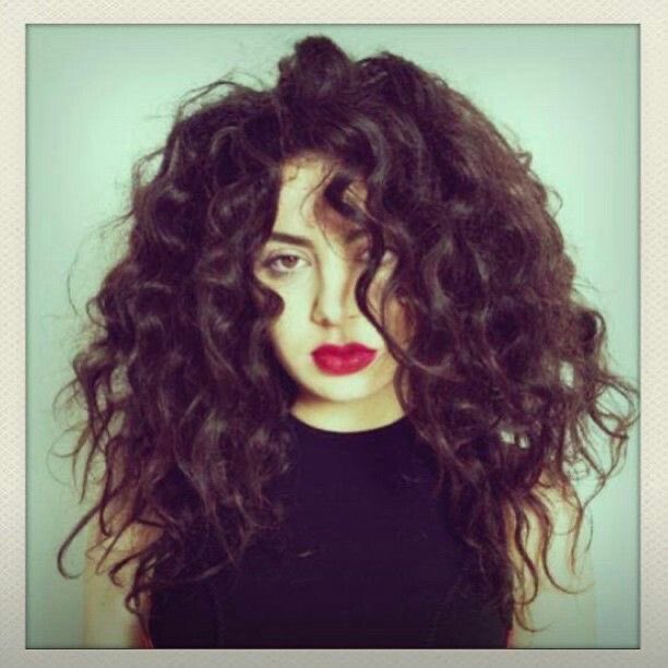 obsessed with this pic of lorde and her natural curls