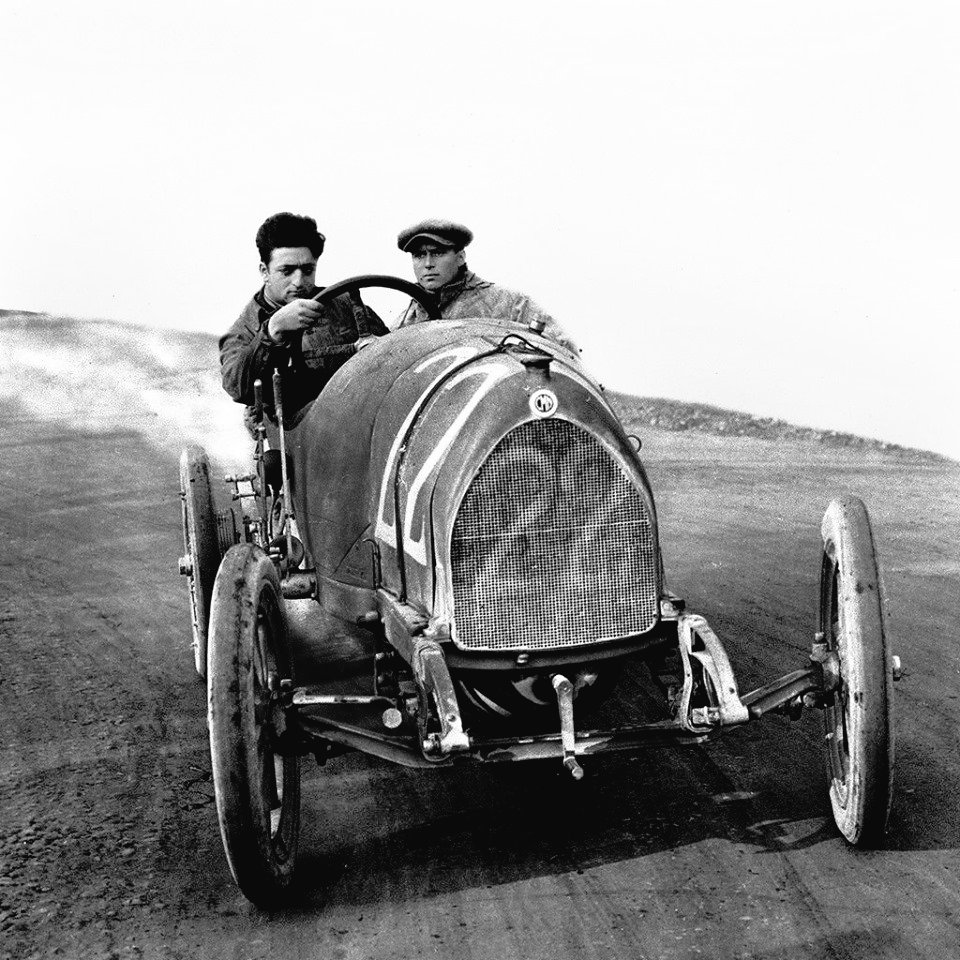 HistoryMattersX's tweet photo. 🇮🇹 Venerdì #20Febbraio 1898, Enzo Ferrari nacque a Modena, in Italia.
Pilota automobilistico italiano.
#Fondatore della casa automobilistica #Ferrari e della scuderia automobilistica “Scuderia” Ferrari.
#EnzoFerrari (90) morì Domenica 14 Agosto 1988 a Maranello, Italia. https://t.co/hePRlDRAN4