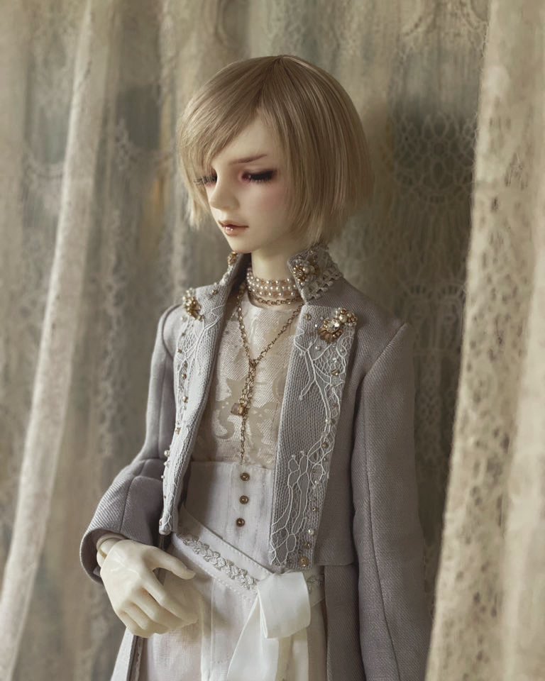 この系統のは再販してないのだけど、再販ご希望の方いらっしゃいますかね？(3枚目はリネンで作った夏物)
襟の形とか細かいデコとかは変えるとおもうけど、黒のロングジャケット、テーパードっぽいパンツ、インナーのシャツと場合によってはアクセサリー類とかそんな感じのセットにしたいなと。