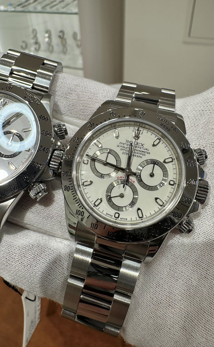 riberowatch's tweet image. 【今日のデイトナ比較】

この116520 K番のダイアルカラー、実は製造初期の塗料が原因で変色したと言われています。

左：Ref.16520 ホワイトダイアル（純粋な白）
右：Ref.116520 K番 アイボリーダイアル（日焼けした白？いいえ、これが個性です）

並べてみると色の違いがはっきり！