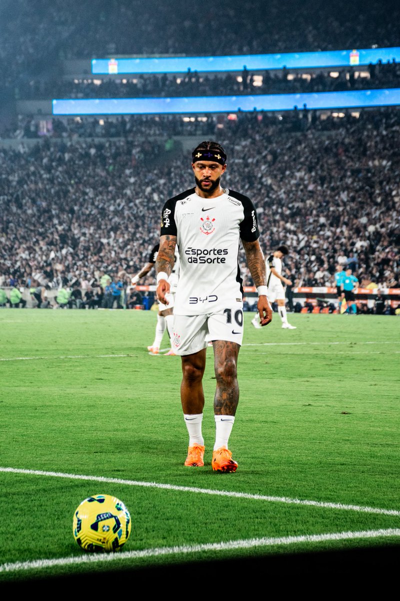 povotime1910's tweet photo. 🎙️| Marcelo Paz abre o jogo sobre sua expectativa na permanência de Memphis no Corinthians: 

“A minha expectativa é boa, porque a gente percebe no comportamento dele [Memphis], nas atitudes, no sorriso, que ele quer ficar no Corinthians, que ele tem o desejo de ficar. Mas não é só querer ficar; é de fato o projeto, equacionar o que ficou para trás — todo mundo sabe que existe algo a ser equacionado — e entender o que se pensa para frente. Quando o atleta tem o desejo, as coisas caminham de forma mais fluida. Como o Corinthians também tem o desejo, naturalmente acho que vamos conseguir chegar a uma equação que fique boa para os dois lados. O desejo é que ele permaneça. É um ídolo, um atleta campeão e um líder do elenco."

✍️ | @claravalencio_ / R7 
📸 | Equipe Time do Povo