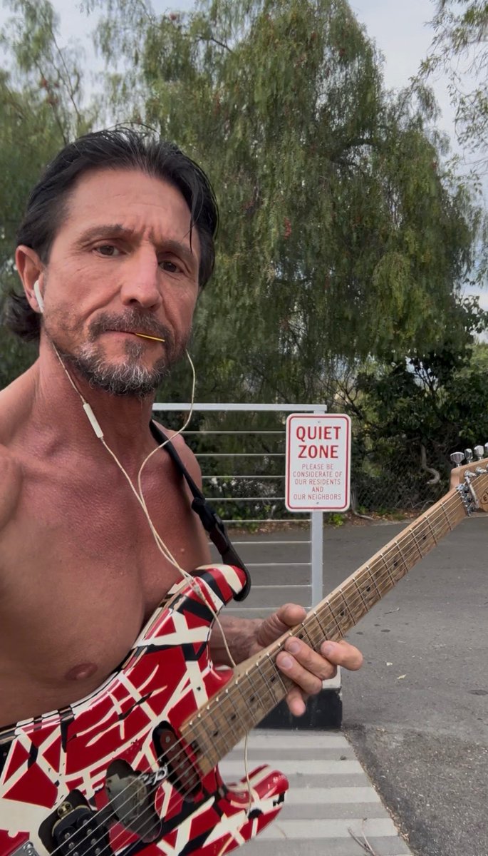 tommygunnxxx's tweet photo. Kicking off the weekend with a little solo jam session. ๐๐ธ #jamsesh #guitar #rockingout #goodmorning https://t.co/V1eHEEKl6u