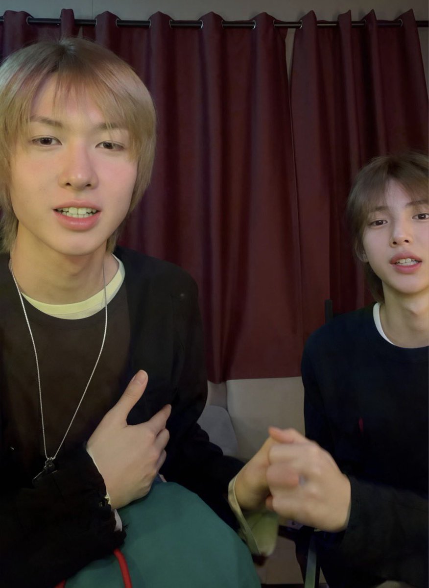 "kita gak putus guys nih buktinya pegangan tangan"