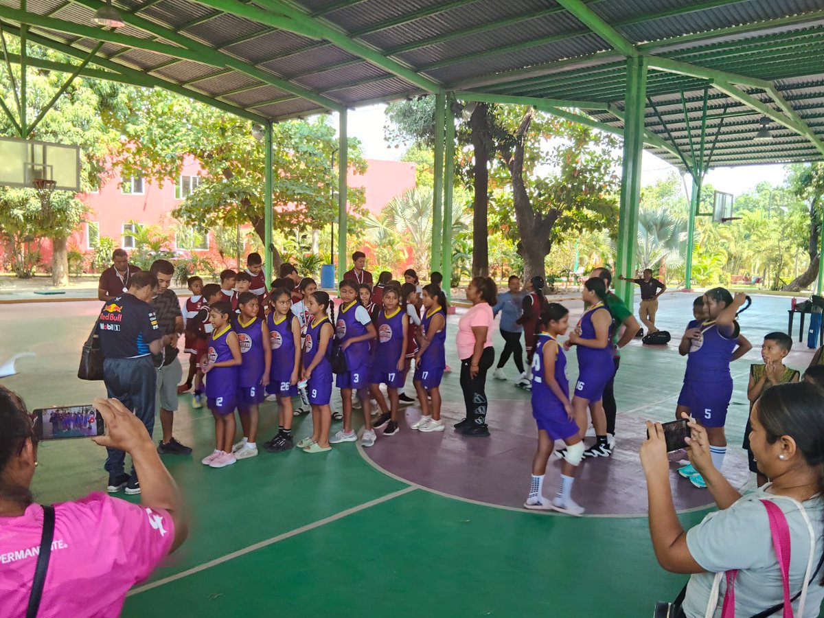 Se llevaron a cabo los juegos deportivos escolares de educación básica, nivel primaria, que impulsa la Dirección de Educación Física y Supervisión de Educación Física, donde se jugó el torneo de basquetbol de tres por tres y cinco por cinco
Beneficiando a más de 220 asistentes.