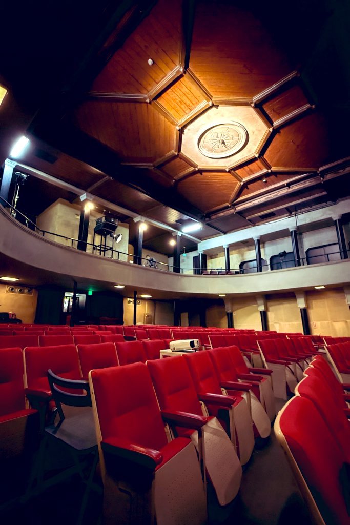 TakizawaYopvhw's tweet image. RT @motomiyaeigeki: これが今年115歳、日本最古の映画館
高田世界館（新潟県上越市）
いまでは貴重な二階席も残る、現役の映画館。
令和の大改修をひとたび終えて、2/28より再始動。