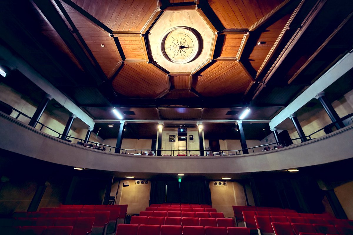 TakizawaYopvhw's tweet image. RT @motomiyaeigeki: これが今年115歳、日本最古の映画館
高田世界館（新潟県上越市）
いまでは貴重な二階席も残る、現役の映画館。
令和の大改修をひとたび終えて、2/28より再始動。
