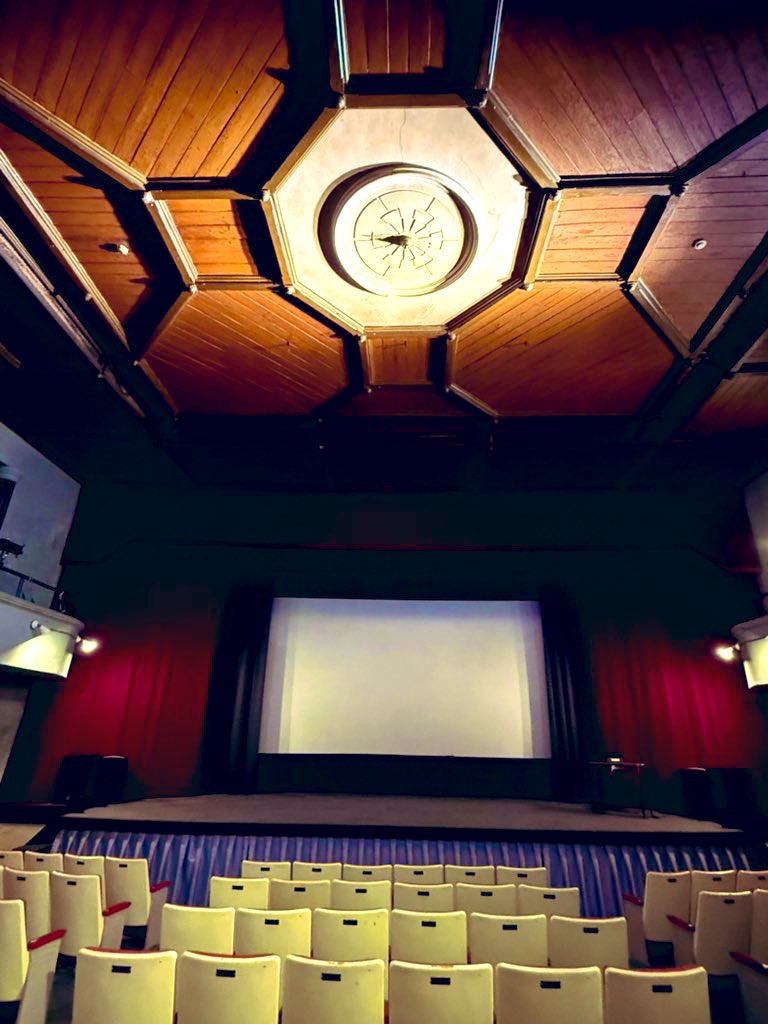 TakizawaYopvhw's tweet image. RT @motomiyaeigeki: これが今年115歳、日本最古の映画館
高田世界館（新潟県上越市）
いまでは貴重な二階席も残る、現役の映画館。
令和の大改修をひとたび終えて、2/28より再始動。