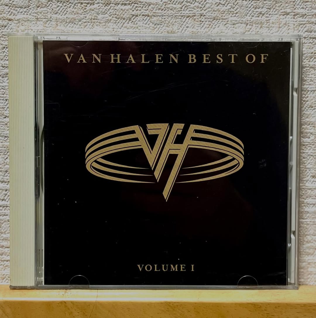 ayooooodavid's tweet photo. 🦺♪ 【Best of Van Halen Vol.1】🎶1996年 🇺🇸 by「Van Halen」💿⭐️⭐️⭐️  エドワードのテクニカルなギタープレイには脱帽！ 選曲も間違いないね♪👍 #vanhalen #hardrock #poprock #ヴァンヘイレン #驚異的なテクニック #タッピング奏法 #cdコレクション #コンピレ https://t.co/lLqnhVSAf6