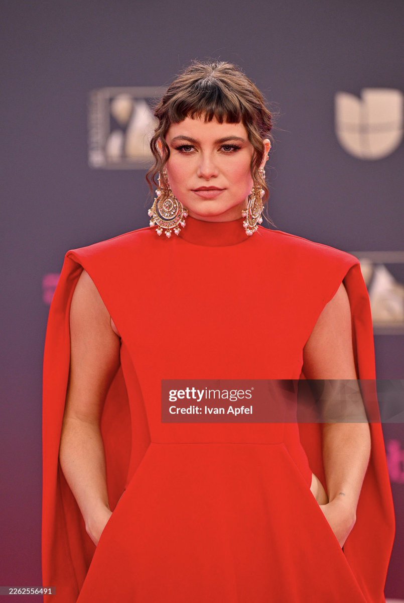 <a href="/sofiareyes/">Sofía Reyes</a> en la alfombra roja de <a href="/premiolonuestro/">Premio Lo Nuestro</a> ❤️