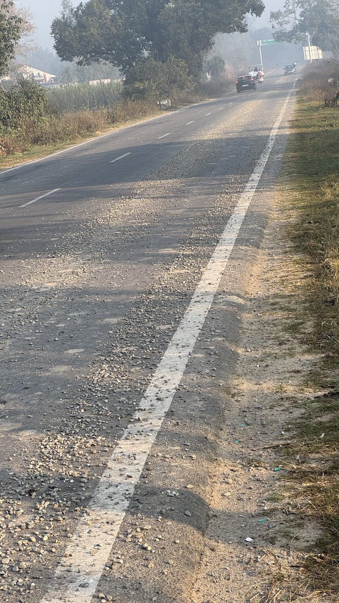 harsh_sing905's tweet photo. ट्रैक्टर-ट्रॉली से गिरी बजरी मंडावर ➝ इनामपुर मोड़ तक रोड पर फैली हुई है।
पब्लिक परेशान, हादसों का खतरा बढ़ता जा रहा है।
प्रशासन तत्काल कार्रवाई करे।@dmbijnor @bijnorpolice @Uppolice @bijnorexpress2 https://t.co/LIBqU3NH5X