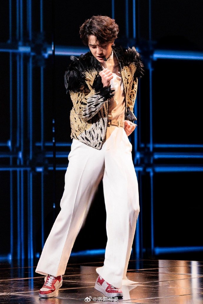 ให้เป็นคนเก่งที่สามารถแคปภาพจากสเตจชุ่นหว่านได้เริ่ดขนาดนี้ คุณคือคนที่ถูกเลือก คุณคือคนที่รันด้อม นี่แคปไว้หวังอี้ป๋อตาหายจมูกหายทุกรูป 
#WangYibo #หวังอี้ป๋อ