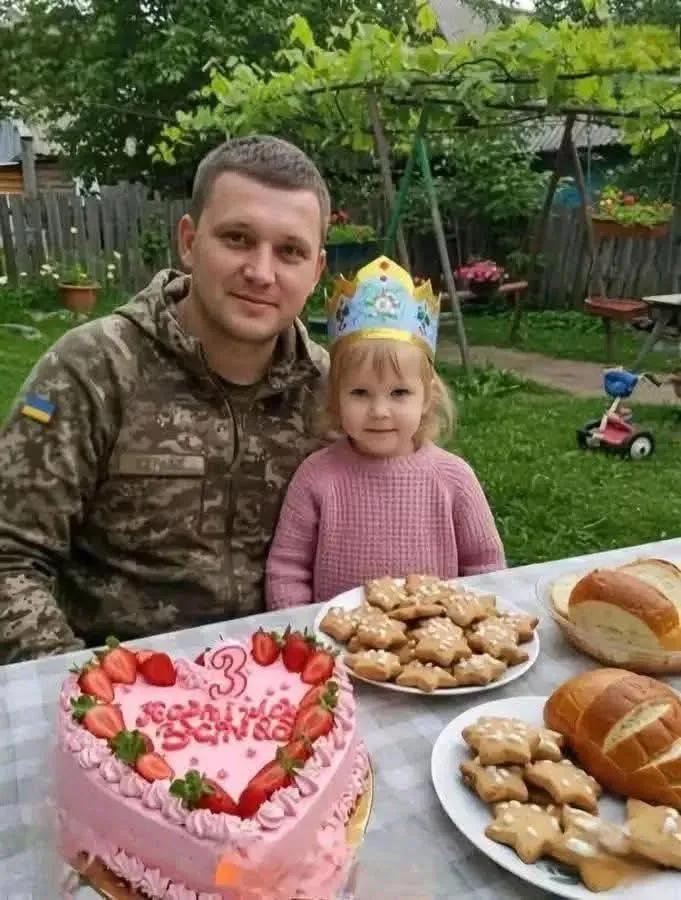I’m from ukraine 🇺🇦🇺🇦 today is my birthday. Iam 35 years old. Iam ukraine soldier. This is my lovely daughter