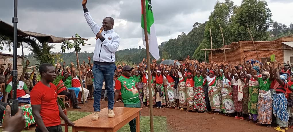 NdayiSimeo79431's tweet image. #Burundi,muri zangendo, umunyamabanga wa @CnddFdd muri commune #Matongo #NdayizeyeBenjamin ariko aragira,ejo le 19/2/2026, ubucimbiri 21 bwa zone #Nyabibuye nibwo bwagendewe, imivyaro y,amavoka #yaruhere igera ku 486123  niy, imaze guterwa. 
@CnddFddButanyer 
@R_Ndikuriyo
