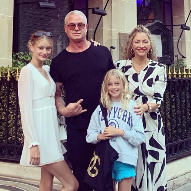 poponze's tweet photo. Família de Eric Dane envia comunicado à imprensa e pede espaço:

“Ao longo de sua jornada com ELA, Eric se tornou um defensor apaixonado pela conscientização e pesquisa, determinado a fazer a diferença para outras pessoas que enfrentam a mesma luta. Ele fará muita falta e será sempre lembrado com carinho. Eric adorava seus fãs e é eternamente grato pela demonstração de amor e apoio que recebeu. [Nós pedimos] privacidade neste momento tão difícil.”