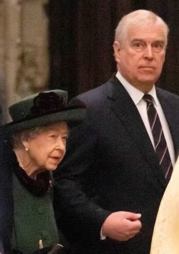 Cuando a esta señora su hijo le pidió 12 millones de libras para callar a una muchachita a la que había violado, ella debió haberle hablado a la policía para que se entregara y pagara por su crimen, pero prefirió ser alcahueta y allí están las consecuencias 😕