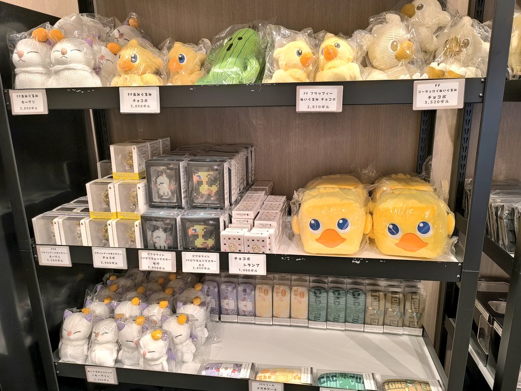【名古屋】
＼本日オープン🎉／
SQUARE ENIX POP UP CAFE NAGOYA
🛍️グッズコーナーのご紹介
FF9・FF7関連を中心に、ぬいぐるみやフィギュア、雑貨商品をお取扱いしております✨️

グッズコーナーは、カフェのご利用に関わらず皆様ご利用いただけます🙆
ぜひお気軽にご来店ください！
#sqex_popup_cafe