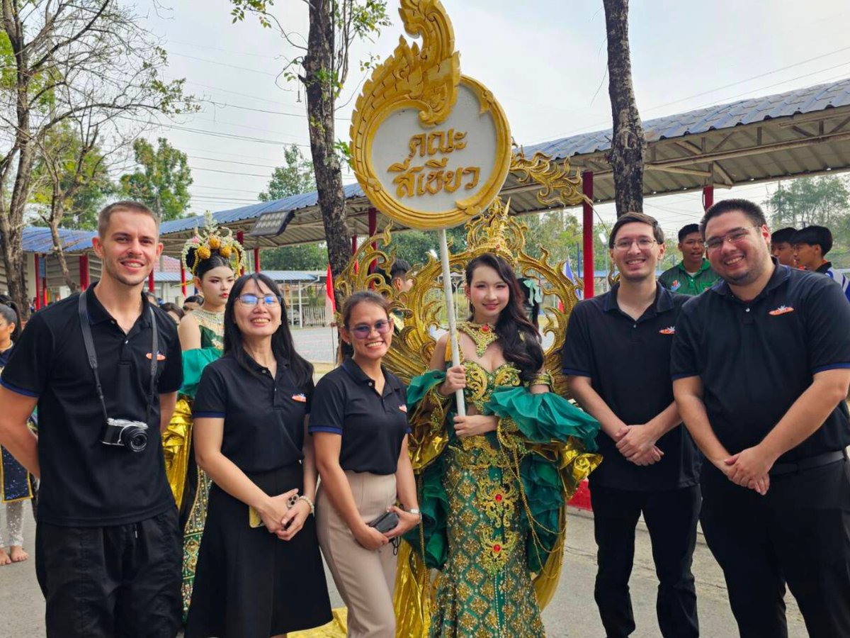 BFITSThailand's tweet image. Sports and academics go hand in hand 🌟 Our THK BFITS Program team stood proudly to support our bright students during our partner school’s Sports Day Parade, celebrating their confidence and teamwork beyond the classroom 🚀

#THK #BFITSProgram #ShineWithBFITS #TeachInThailand 🇹🇭