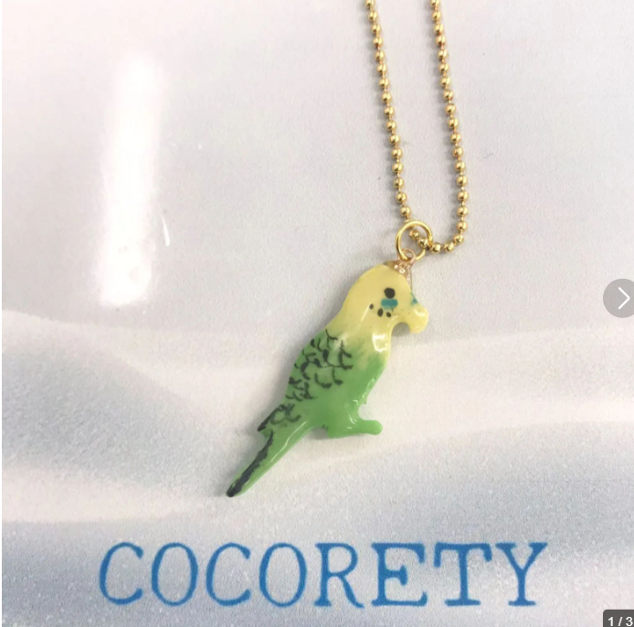 レジンで丁寧に作られたセキセイインコのチャーム。黄色いボディで