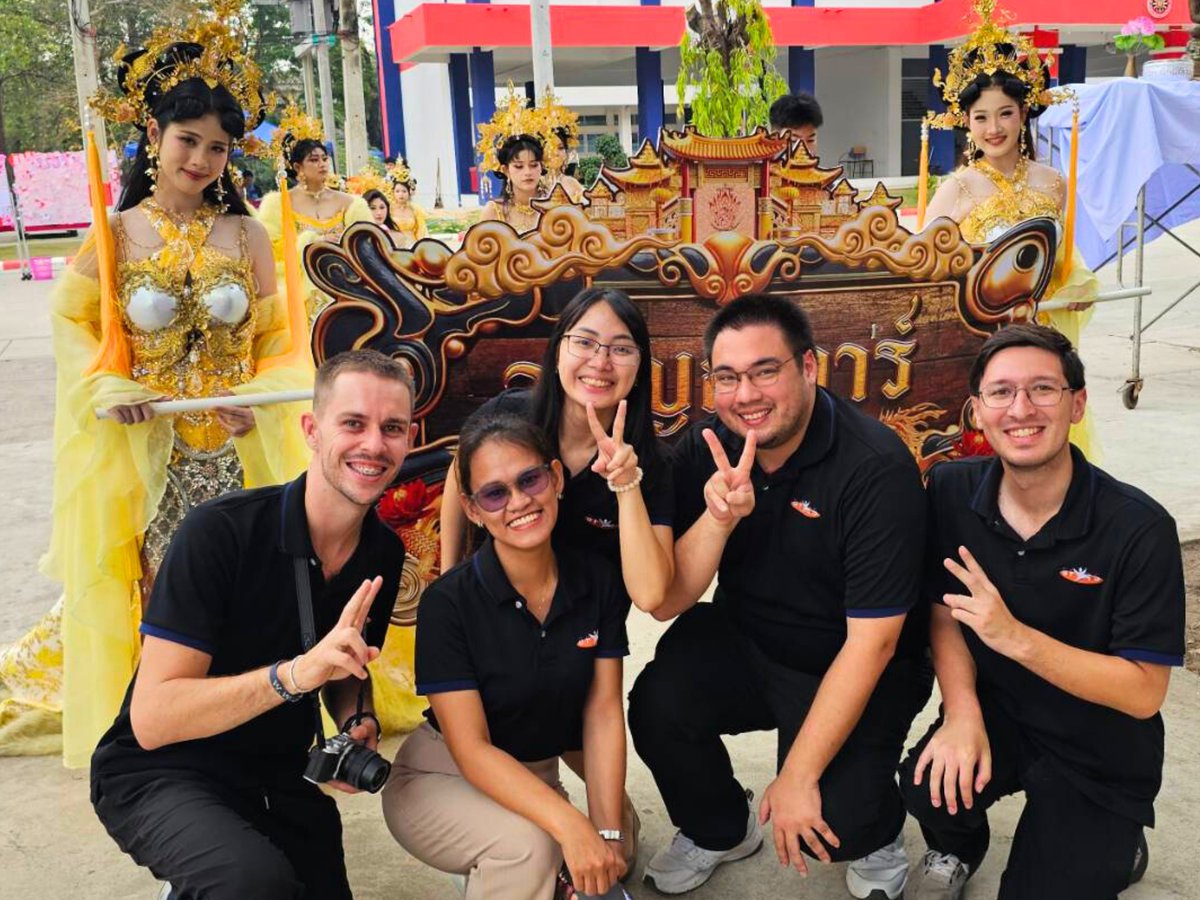 BFITSThailand's tweet image. Sports and academics go hand in hand 🌟 Our THK BFITS Program team stood proudly to support our bright students during our partner school’s Sports Day Parade, celebrating their confidence and teamwork beyond the classroom 🚀

#THK #BFITSProgram #ShineWithBFITS #TeachInThailand 🇹🇭