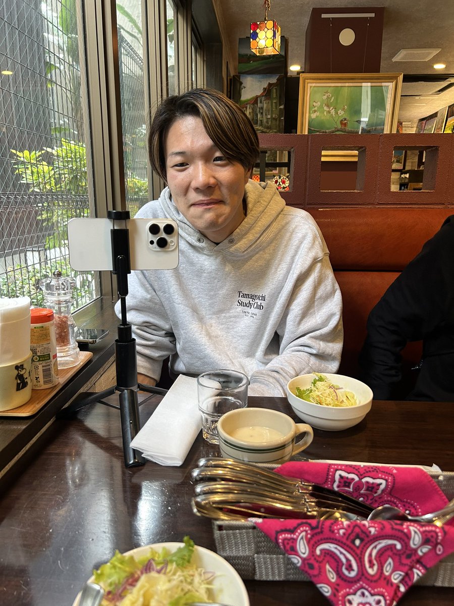 沖縄から帰る寸前で 私用スマホが無いことに 気付いた男。