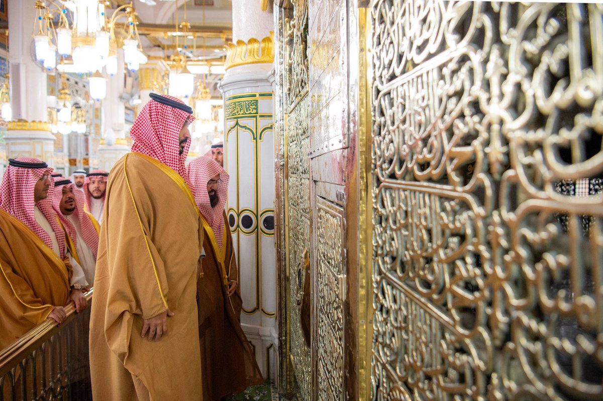 ولي العهد الأمير محمد بن سلمان يتشرف بالسلام على رسول الله صلى الله عليه وسلم، وعلى صاحبيه رضوان الله عليهما .

#المدينة_المنورة