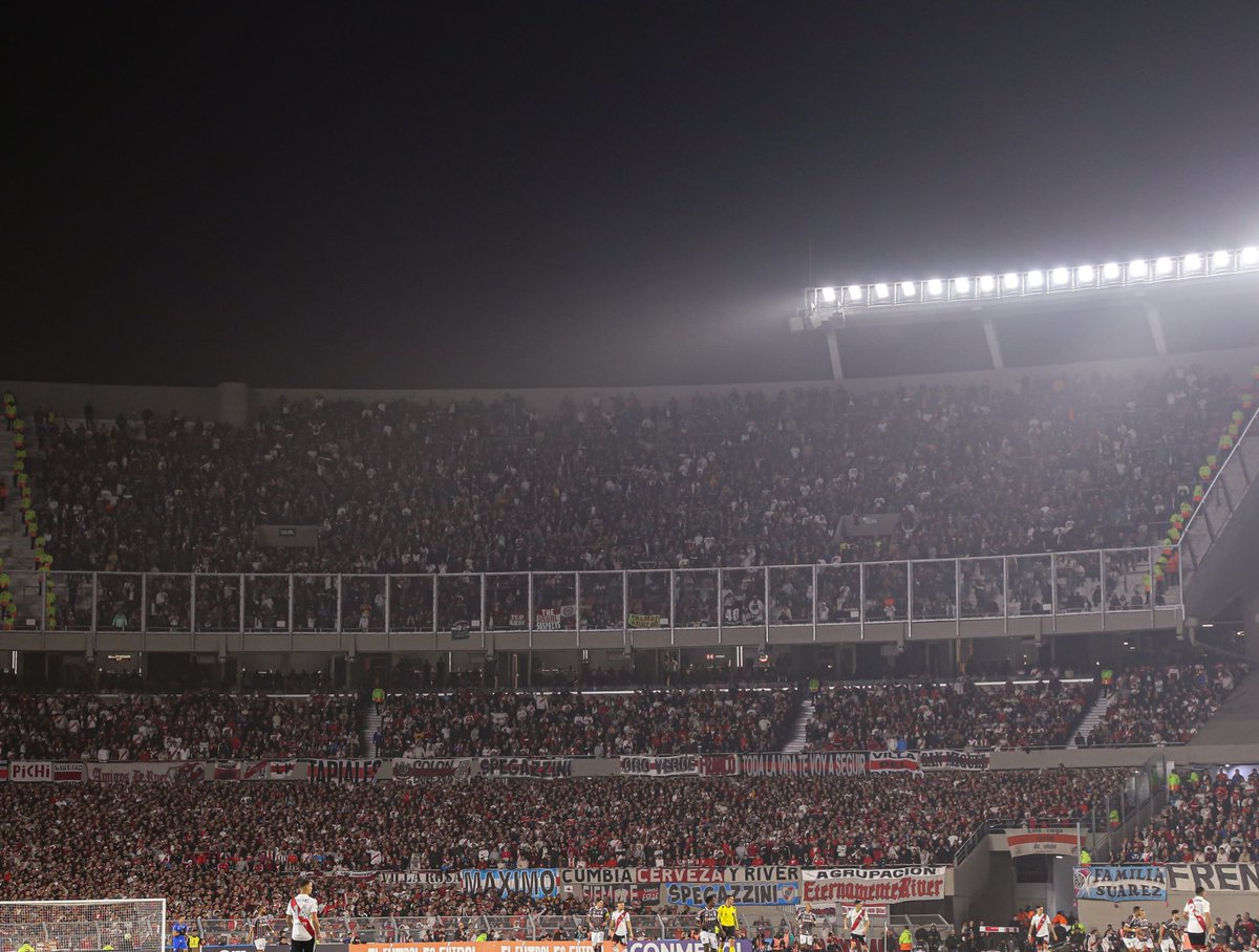FREDSIINCERO's tweet photo. Torcida do Fluminense em um jogo qualquer de fase de grupos. E o recorde de público do novo Monumental é nesse jogo, com ajuda da torcida tricoflor. https://t.co/dcfkvVDk3w