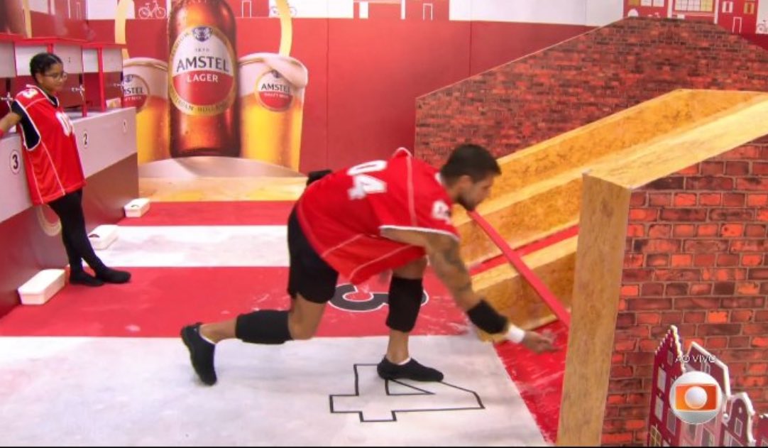 nandinhapt's tweet image. O Jonas enfiou a mão por debaixo da linha vermelha sendo que não podia ultrapassar! 

Aí ficava fácil arremessar a bola sem ela pular por cima da faixa. 

Ele leva vantagem sobre quem lançou de longe e não ultrapassou a linha, correndo o risco da bola quicar por cima. 

REVISÃO