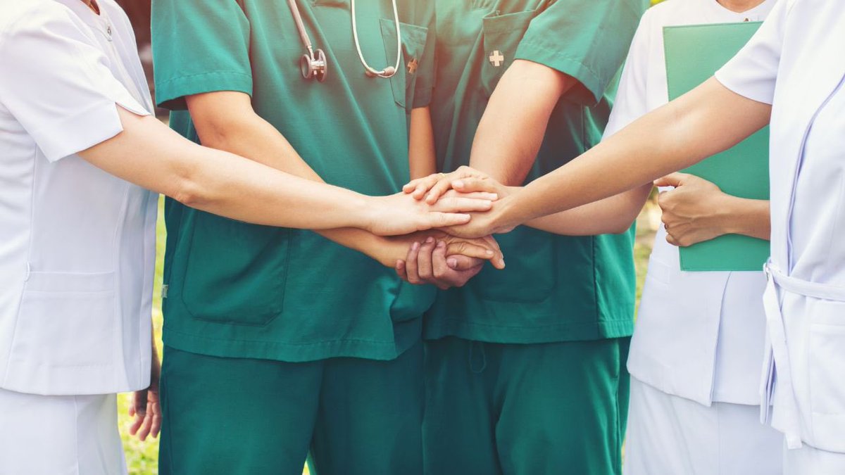 Perawat adalah Sejawat Dokter bukan Bawahan !!

Perawat merupakan pilar fundamental dalam sistem kesehatan yang tidak hanya bertugas memberikan asuhan fisik, tetapi juga dukungan emosional yang krusial bagi pemulihan pasien. Penting untuk dipahami bahwa hubungan antara perawat