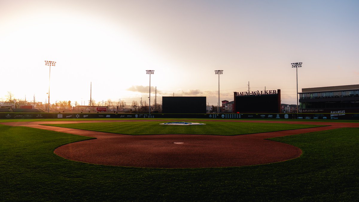 RazorbackBSB's tweet photo. It's Opening Day in Arkansas 🐗 https://t.co/kNm7Tpbgr5
