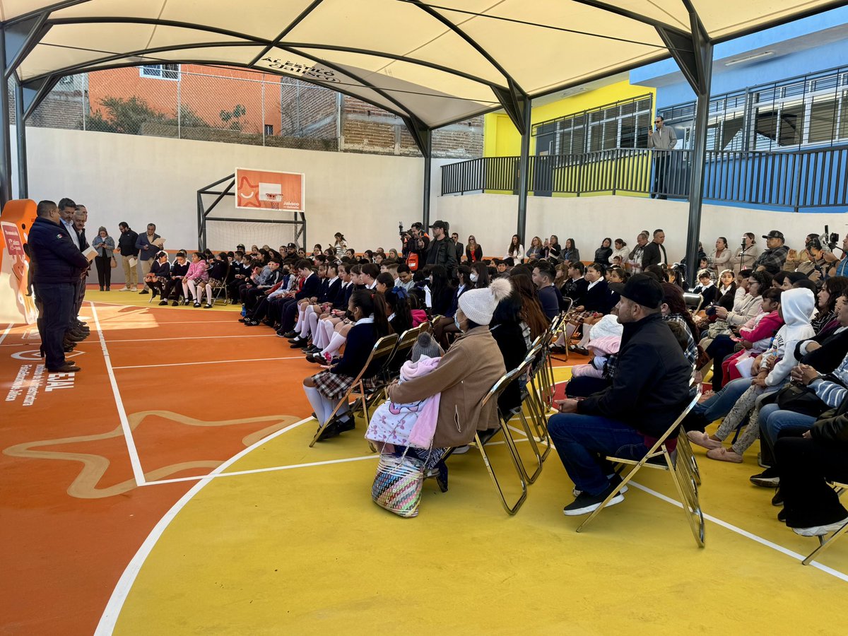 UrielMeNu's tweet photo. Acompañé al secretario de Educación Juan Carlos Flores Miramontes en la inauguración de las escuelas primarias Carmen Serdán y Justo Sierra, en el municipio de San Juan de los Lagos.

Con esto fortalecemos la educación al brindar espacios seguros y dignos. https://t.co/plJhf076R2