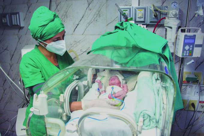 Más de 32 880 embarazadas y 61 830 recién nacidos sufren graves riesgos por el déficit de combustible. Se retrasan vacunas, urgencias y tratamientos vitales. Sin embargo, el personal médico resiste y protege vidas frente a la guerra económica.
#TumbaElBloqueo