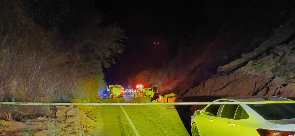ZonaRoja_Oaxaca's tweet photo. “Superterracería” fatal:
Confirman que una persona perdió la vida y dos más resultaron lesionadas anoche, en la supercarretera Oaxaca-Puerto Escondido, tramo Barranca Larga-Ventanilla, por el accidente de una camioneta de la Comisión Federal de Electricidad, que intentó librar escombros y choco contra una pipa.
La víctima mortal se desempeñaba como subgerente de esa institución, de nombre Hugo M. G., de 55 años de edad.