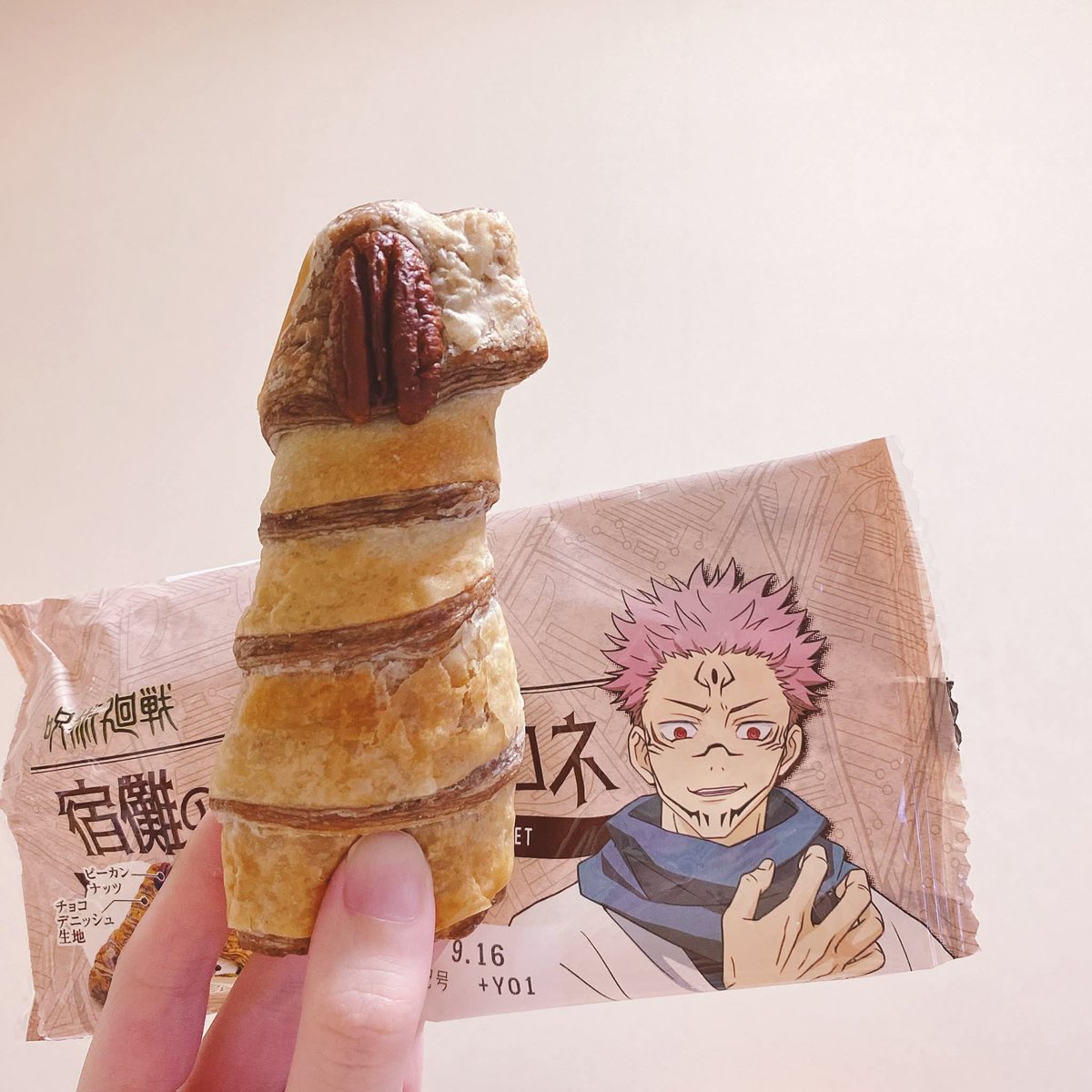 animeposts's tweet image. That is NOT sukuna's finger 😭