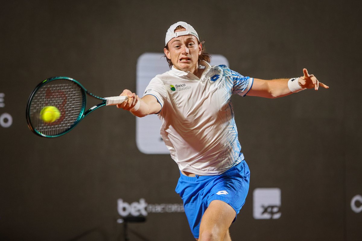 dannymiche's tweet photo. Enorme triunfo del Colo Buse, con todo el estadio en contra. Tenis y personalidad para ganarle a Joao Fonseca 5/7, 6/3 y 6/4. Se mete en cuartos del @RioOpenOficial y sube hasta el puesto 74 (+17) https://t.co/X48swOzMmC