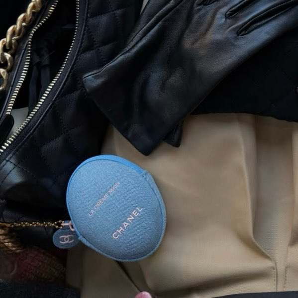 CHANELのデニムケースついてるハンドクリーム、バッグにつけるの可愛