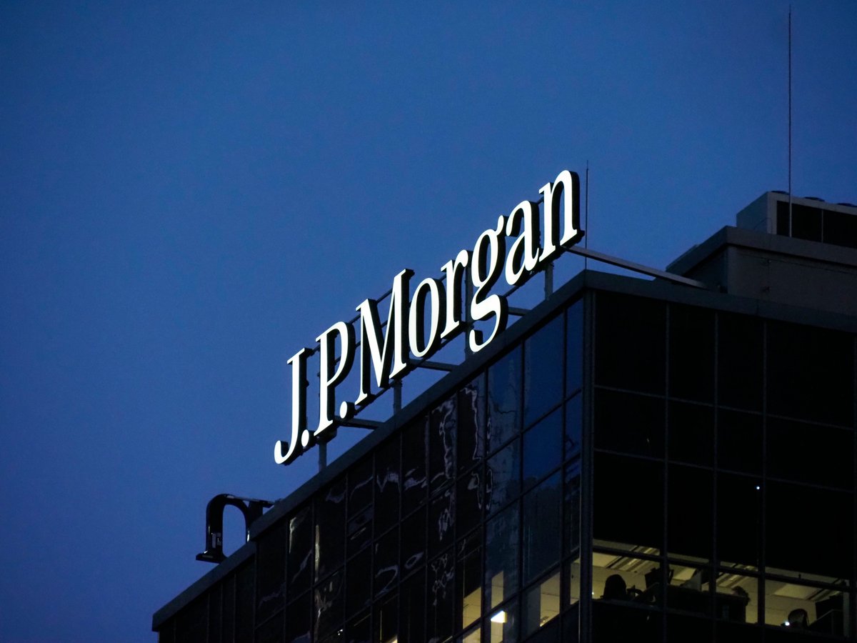 🔥Just heard from my DC sources: The White House is now leaning on banks, and the banks are holding the CLARITY Act hostage. They continue to want to ban stablecoin yield because they’re scared of competition. 🏦🛑 I expect them to cave soon.

Banks have already lost trillions to