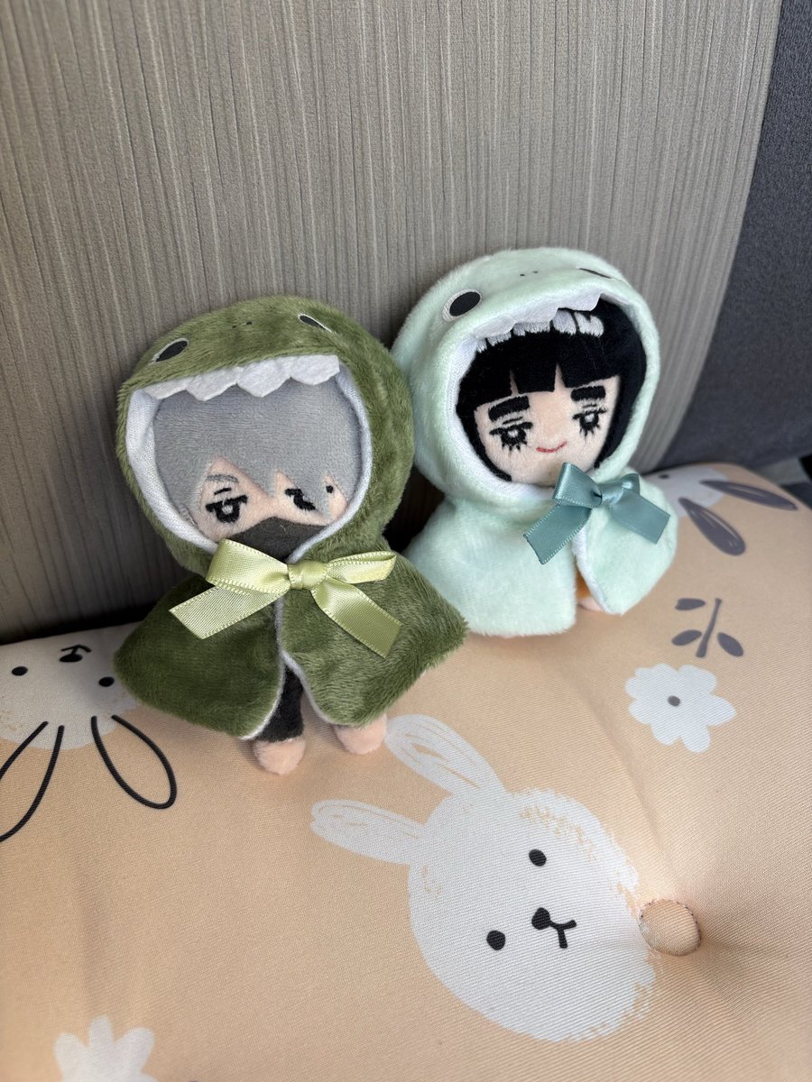 さてね、ドライブにね、行きましょね。ちゃんとシートベルトつけてね。ちょっとわかりにくいけど恐竜着ぐるみだよ、かわいいね…