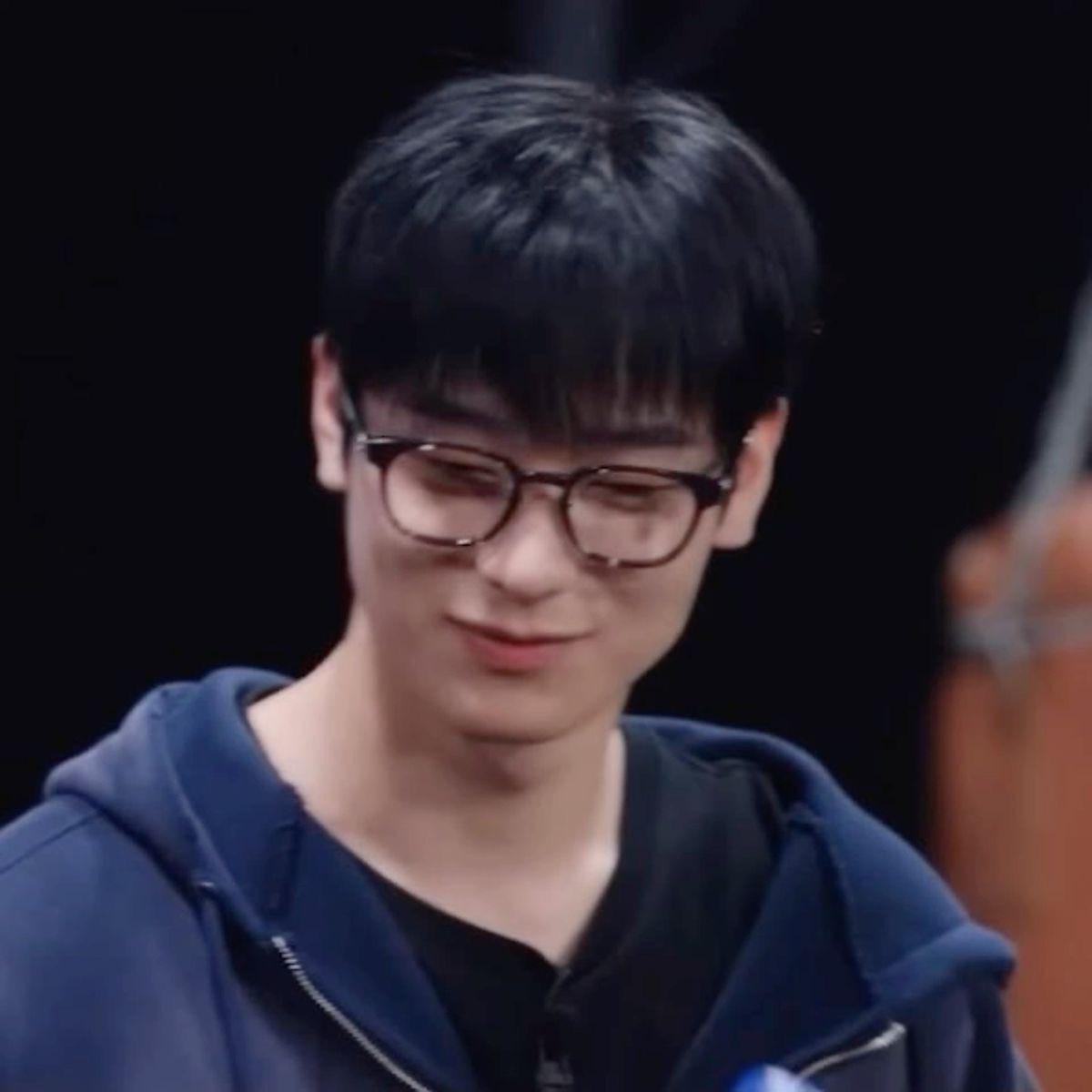 아 뿔테안경 주연통 온다………….