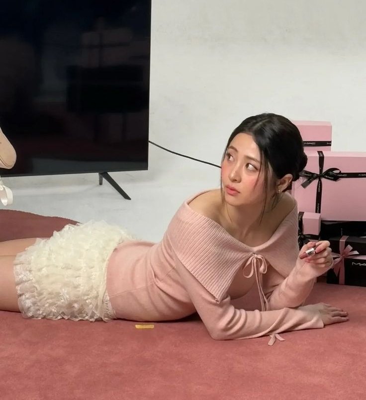 Yunjin Pics (@yunjinspic) on Twitter photo 