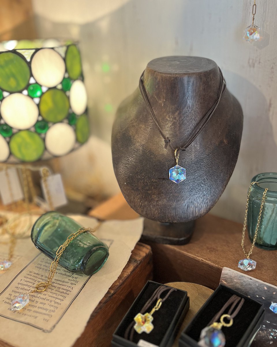 サンキャッチャーネックレスたち お出かけのお供にどうぞ🌈 金曜日