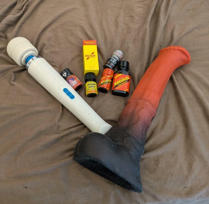 Come forward, betas! Who’s the neediest one craving an all-night popper goon marathon under my control?

Get ready to edge ‘til you forget your name!😈