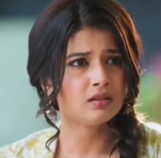 MEGHA_1925's tweet photo. Such a sloppy writing🤐
If KP was constantly feeding  info to Abhira,then why did it take her 8yr to reach Maira😌
She didn’t even know about Maira’s trauma or that she’d been expelled from 10 schools
Makers made a mother behave like a stranger to her own child😐
#yrkkh
#yrkkh4 https://t.co/CuIVadIswQ