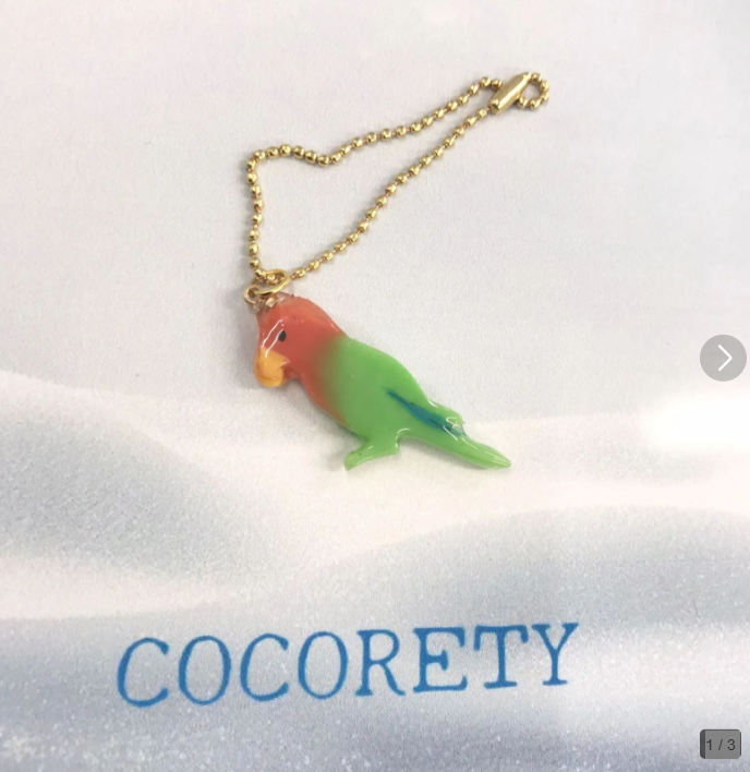 コザクラインコ（ラブバードの一種）は、額から胸にかけての美しい桜色