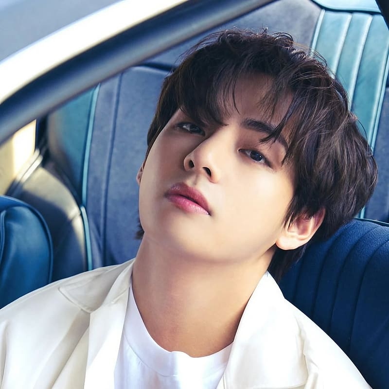 NewJeans_Base's tweet image. BTS' V told Min Hee-jin that ILLIT's alleged copying looked "similar" to him — KakaoTalk messages that were admitted as evidence in her lawsuit against HYBE, which she won, per Sports Kyunghyang.

In the messages, V said: "Sigh... I know, right. Even I looked at it and thought,